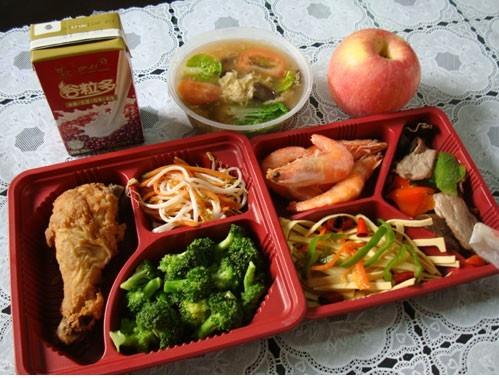 外賣盒飯 四葷兩素 水果 牛奶